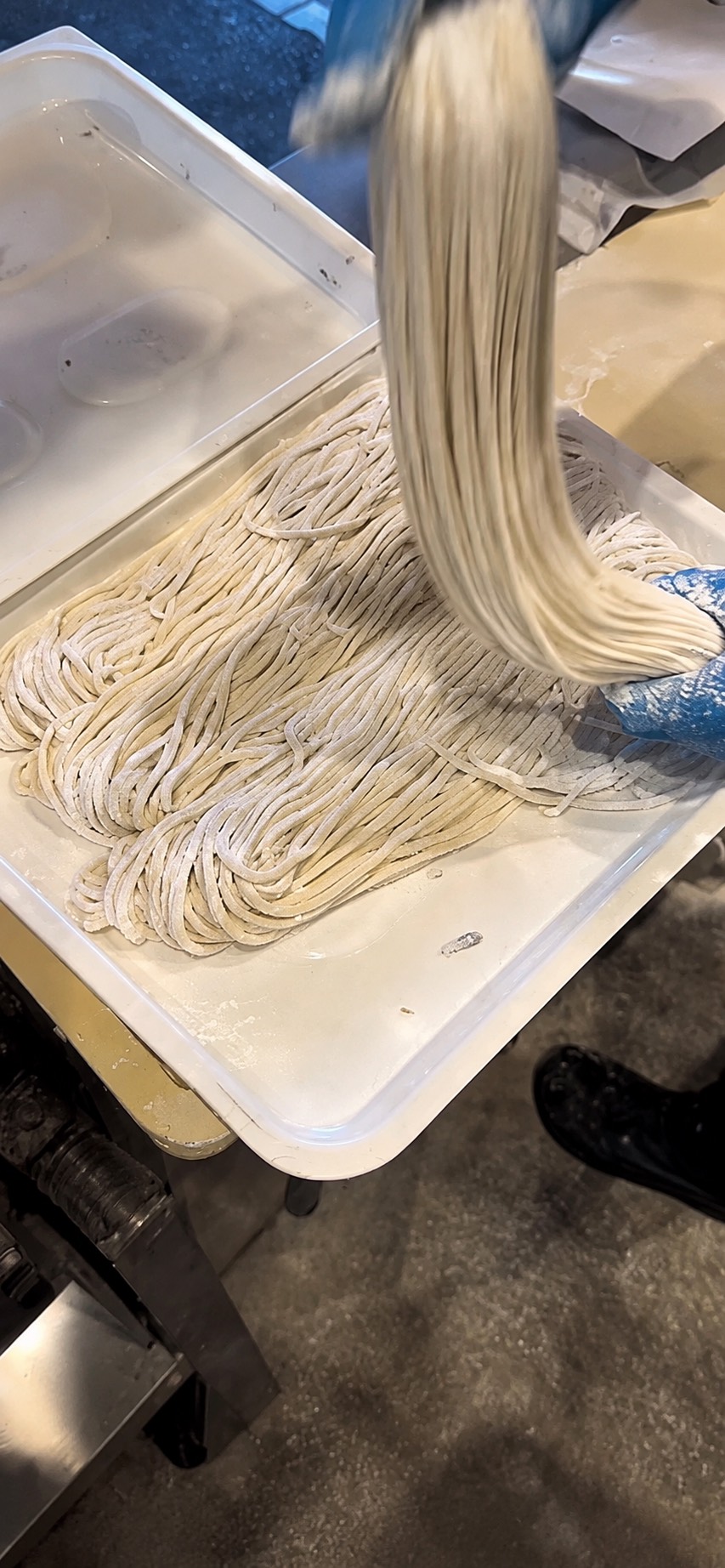 自家製麺を仕込む職人の手元